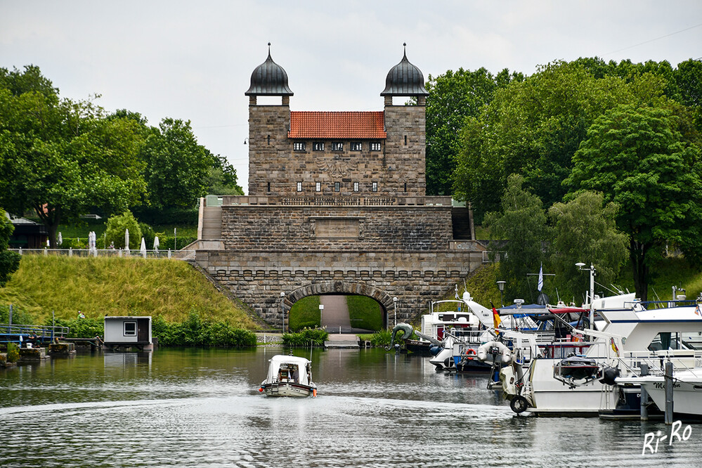 Schachtschleuse in Waltrop
erbaut unter der Regierung Wilhelms II. Deutschen Kaisers Königs von Preussen 1909 – 1914. (lt. Tafel an der Schleuse)

