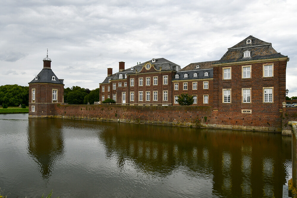 Barockschloss
das Westfälische Versailles. Seitenansicht mit Spiegelung.
