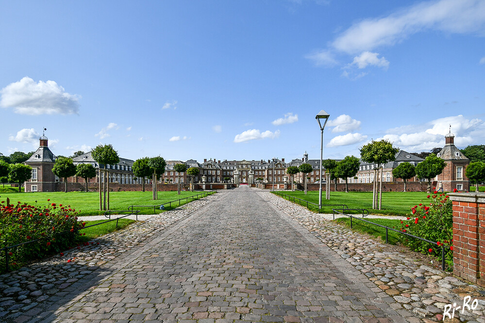 Wasserschloss
es gilt als größtes u. bedeutendstes im Münsterland. Nun trägt das Schloss Nordkirchen voller Stolz den Namen „Westfälische Versailles“. Die symmetrischen Hauptgebäude von Süden gesehen. (ruhr-guide)
Schlüsselwörter: Nordkirchen