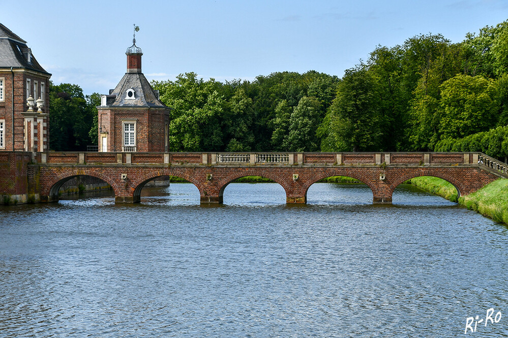 8 - Brücke über den Schlossgraben
Die Ursprünge des heutigen Schlosses liegen in einer Wasserburg der Familie Morrien, die Gerhard III. von Morrien zu Beginn des 16. Jahrhunderts zu einem der am stärksten befestigten Wasserschlösser des Münsterlandes ausbauen ließ. (wikipedia)
Schlüsselwörter: Nordkirchen