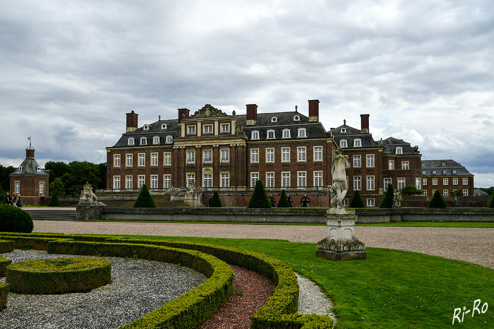 Vom Park aus gesehen
im 18. Jahrhundert wurde das Schloss Nordkirchen erbaut u. wird von einem herrschaftlichen Gartenareal geborgen. (ruhr-guide)
Schlüsselwörter: Nordkirchen