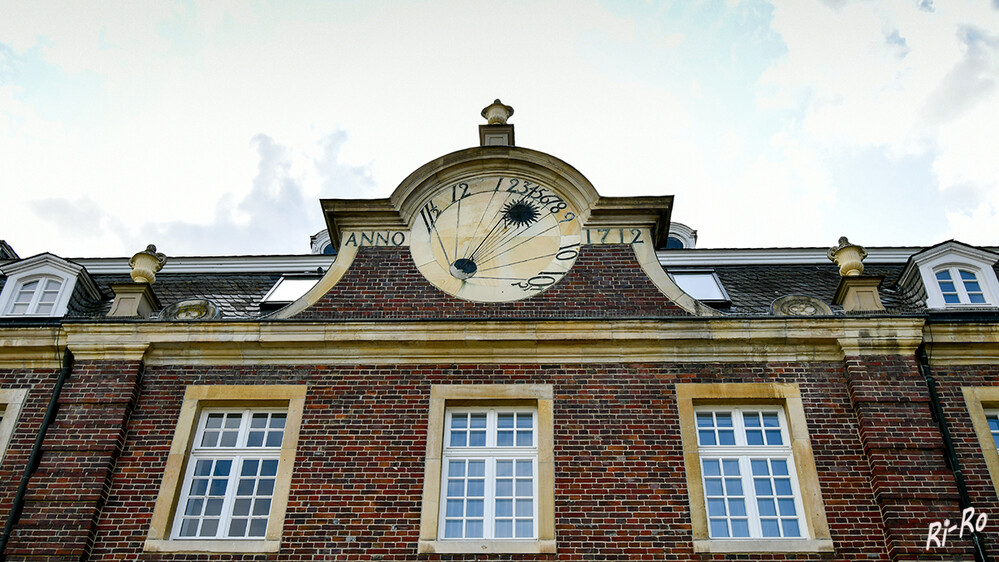 Die Sonnenuhr
am Dienerschaftsflügel vom Schloss Nordkirchen ist ein echtes Unikat in Mitteleuropa, denn diese zeigt jeweils die vergangenen halben Stunden nach Sonnenaufgang. (ruhr-guide)
Schlüsselwörter: Nordkirchen