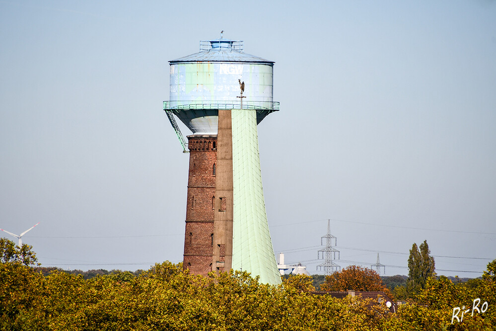Wasserturm
gebaut 1898 auf der höchsten Stelle Hamborns. Er steht seit dem Jahr 2006 unter Denkmalschutz. Sein Wasserbehälter hat ein Fassungsvermögen von ca. 1000 Kubikmetern. (ruhrpottpedia.de)
