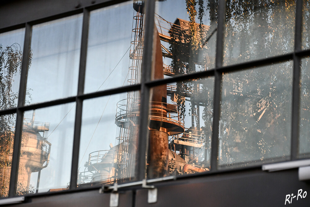 Teile eines Stahlwerkes
gespiegelt im Fenster der Werkshalle im LaPaDu.
Schlüsselwörter: Landschaftspark Duisburg