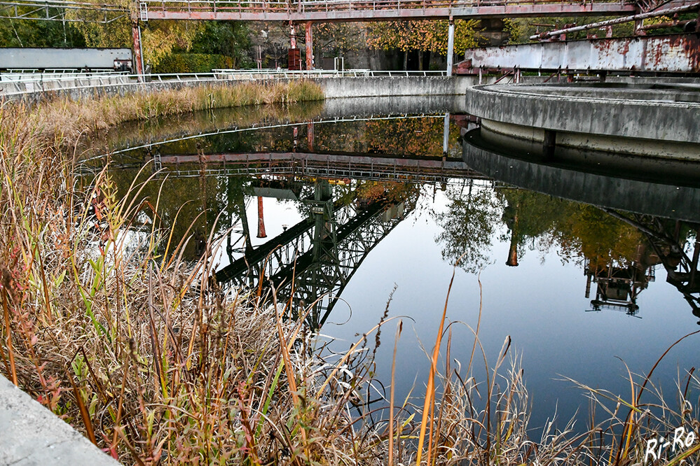 Klärbecken
im Landschaftspark-Duisburg. Er entstand im Rahmen der internationalen Bauausstellung Emscher Park u. bildet heute einen der Ankerpunkte der Route Industriekultur. (reisewut.com)
Schlüsselwörter: Landschaftspark Duisburg