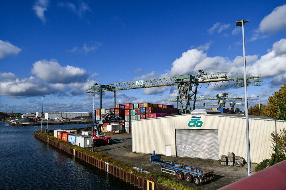 Weitwinkel „Containerhafen“
Roland
Schlüsselwörter: 2021