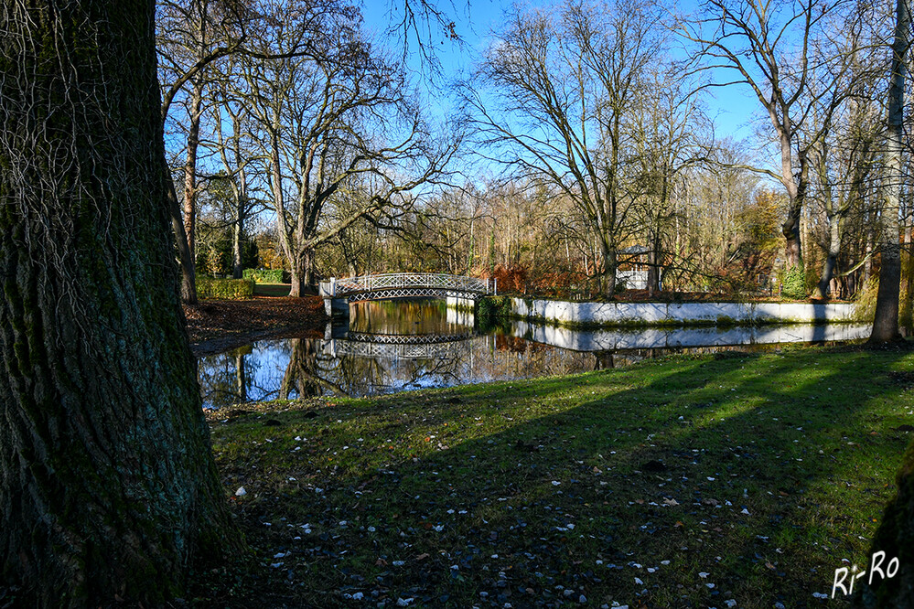 Schlosspark Schwansbell
die alte gusseiserne Schlossbrücke u. die Gräfteinsel mit Pavillon. Der Wassergraben umschließt nicht das Schloss selbst, sondern eine Garten-Insel. Er ist der Öffentlichkeit zugänglich.  (ruhrpottpedia/ luenen. de) 
