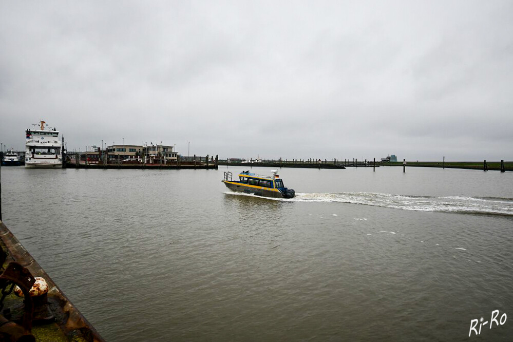 Wassertaxi
von den Inseln kommend. Anfahrt in den Fischereihafen Norddeich.


Schlüsselwörter: 2021