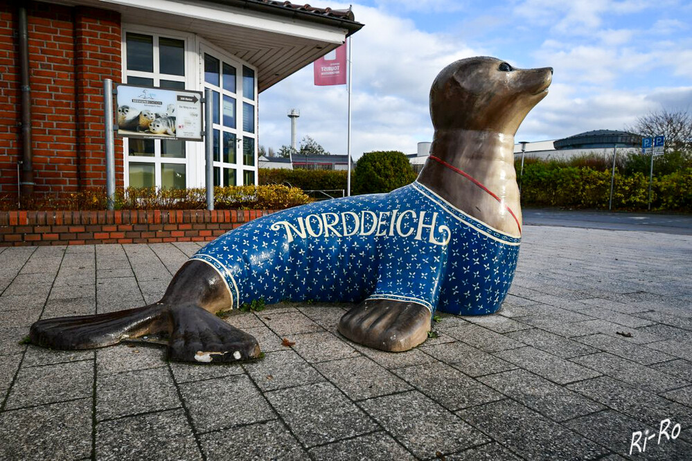 Tierparade
an der Aktion beteiligen sich verschiedene Städte. Es werden von einer Art mehrere unterschiedlich gestaltete Tierfiguren aufgestellt. In
Norddeich sind es fünf Seehunde.
Schlüsselwörter: 2021