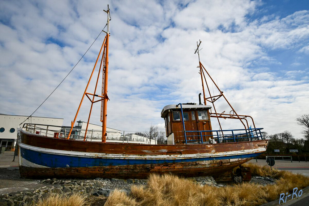 Abgestellt
Vor 17 Jahren wurde der Fischkutter auf der Fußgängerinsel zwischen Großparkplatz u. Ocean Wave verankert u. begrüßt seitdem die Gäste Norddeichs. (norddeich.de)
Schlüsselwörter: Nordsee