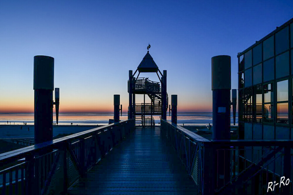 Blaue Stunde
Aussichtsturm, von dem man den unverbauten Blick über den Strand u. die Inseln hat. (norddeich.de)
Schlüsselwörter: Nordsee