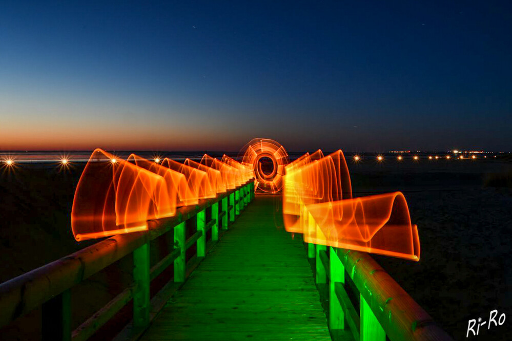 3 - Lichtmalerei auf dem Dünenübergang
Roland
Schlüsselwörter: Nordsee; Lightpainting; Lichtmalerei