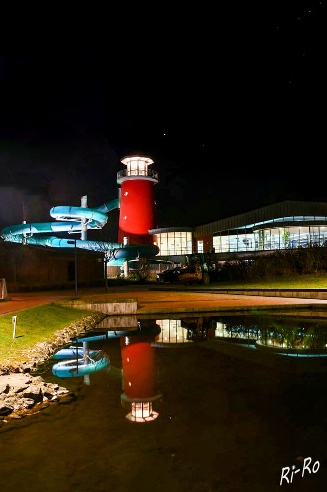 Spiegelung im Teich
Leuchtturm mit einer 105 Meter langen Riesenrutsche am Erlebnisbad Ocean Wave. (norddeich.de)
Schlüsselwörter: Nordsee