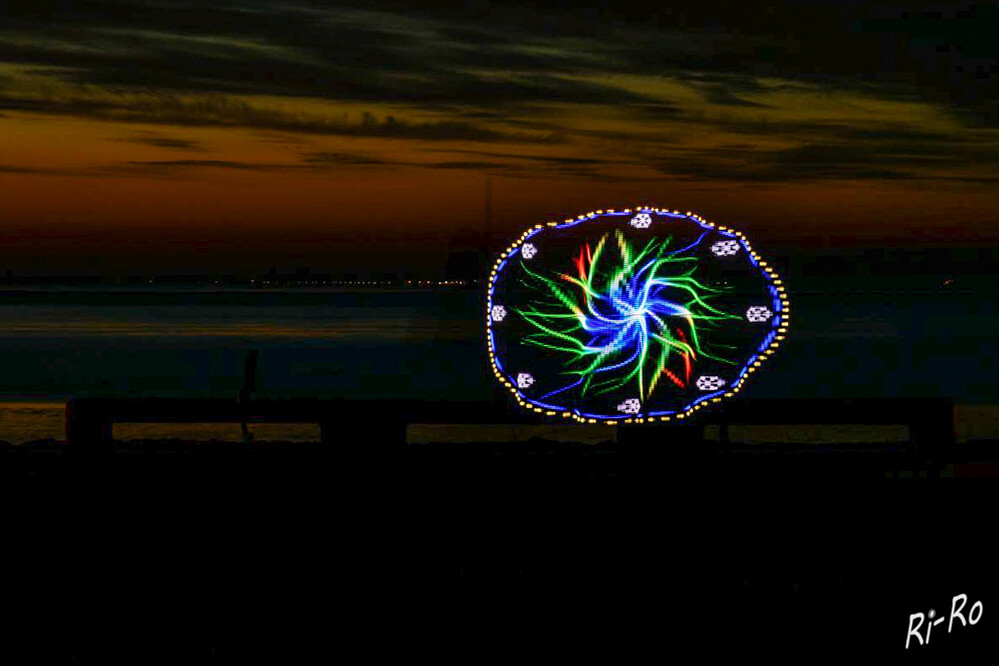 Lichtmalerei am Strand
Roland
Schlüsselwörter: Nordsee; Lightpainting; Lichtmalerei