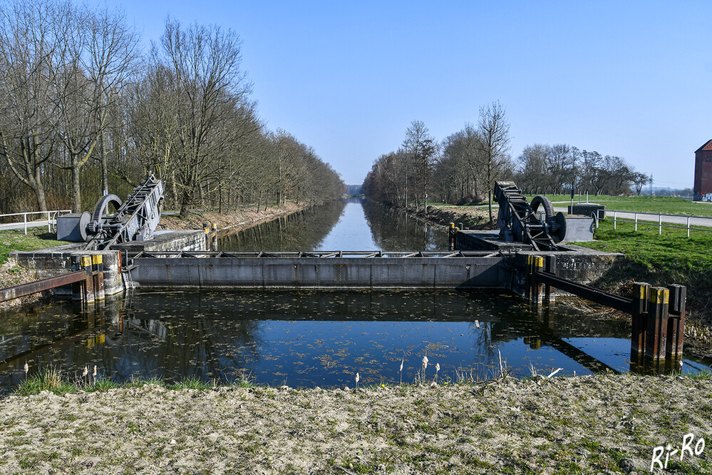   Altes Sicherheitssperrwerk
Die Alte Fahrt ist ein stillgelegter Abschnitt des Dortmund-Ems-Kanals am Dattelner Meer. Mit dem wachsenden Schiffsverkehr auf dem Kanal mussten bereits im Jahre 1929, nur 30 Jahre nach der Eröffnung, verschiedene Seitenarme errichtet werden. (kulturkanal.ruhr)
