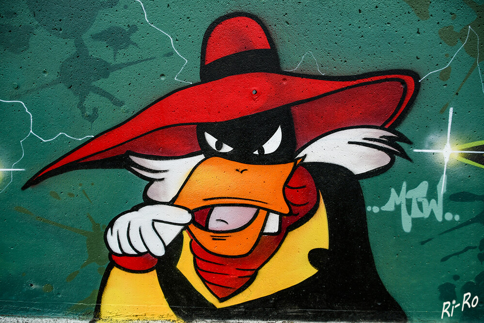 Kunst
Die Graffiti-Galerie auf der 600 Meter langen Wand ist mit Absicht nicht von Dauer in der Dortmunder Kultur-Szene. (lt. Medienbericht)
