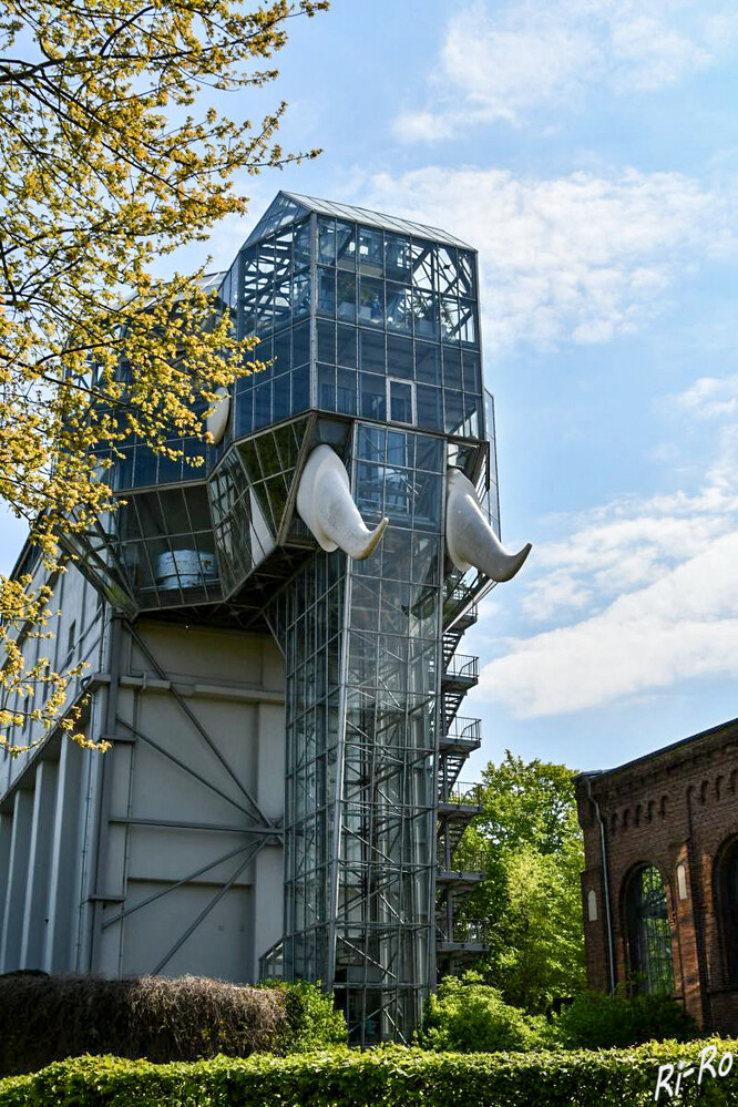 Elefant
Mitten im Maximilianpark steht der Glaselefant, der größte Jumbo der Welt! Der Künstler Horst Rellecke verwandelte 1984 anlässlich der ersten Landesgartenschau NRW´s die Kohlenwäsche der ehemaligen Zeche Maximilian in die heute begehbare Plastik. (lt. maximilianpark)
