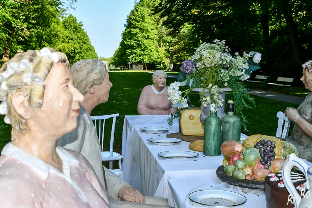 Am Tisch
Die Schlossgemeinde Nordkirchen feiert Geburtstag u. unsere beliebten Alltagsmenschen sind mit dabei. Die festliche gedeckte Sommertafel mitten im Schlosspark darf bei diesem besonderen Anlass natürlich nicht fehlen. (christel-lechner.de)
