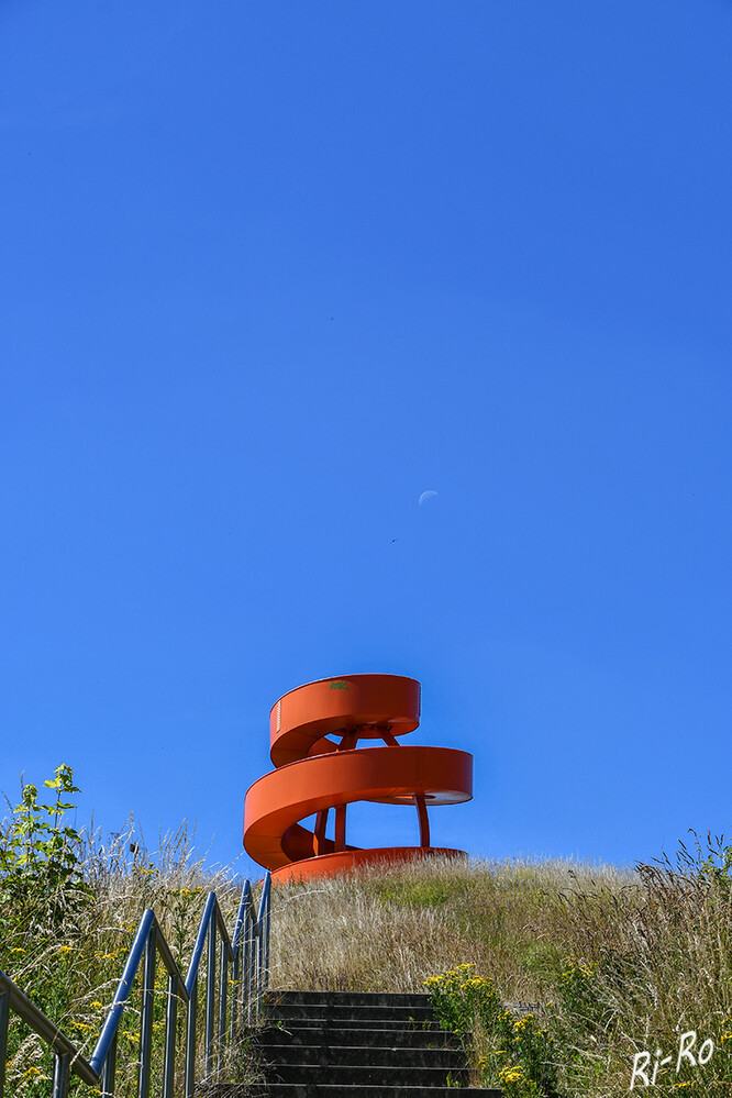 SchachtZeichen
war ein Leitprojekt der RUHR.2010. Es ging bei dieser Kunstinstallation um die Visualisierung von Standorten der (meist) ehemaligen Kohleschächte im Ruhrgebiet. (wikipedia.org)
