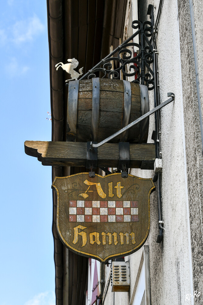   Bierfass
In Zeiten, in denen die Bevölkerung kaum alphabetisiert war, nutzten Handwerker die Sprache der Bilder, um auf ihre Produkte u. Dienstleistungen aufmerksam zu machen. Aus diesen einfachen Werbeanzeigen an Hauswänden entwickelten sich nach u. nach verschiedene Zunftzeichen, die sich regional teils stark unterschieden. (deutsche-handwerks-zeitung)
