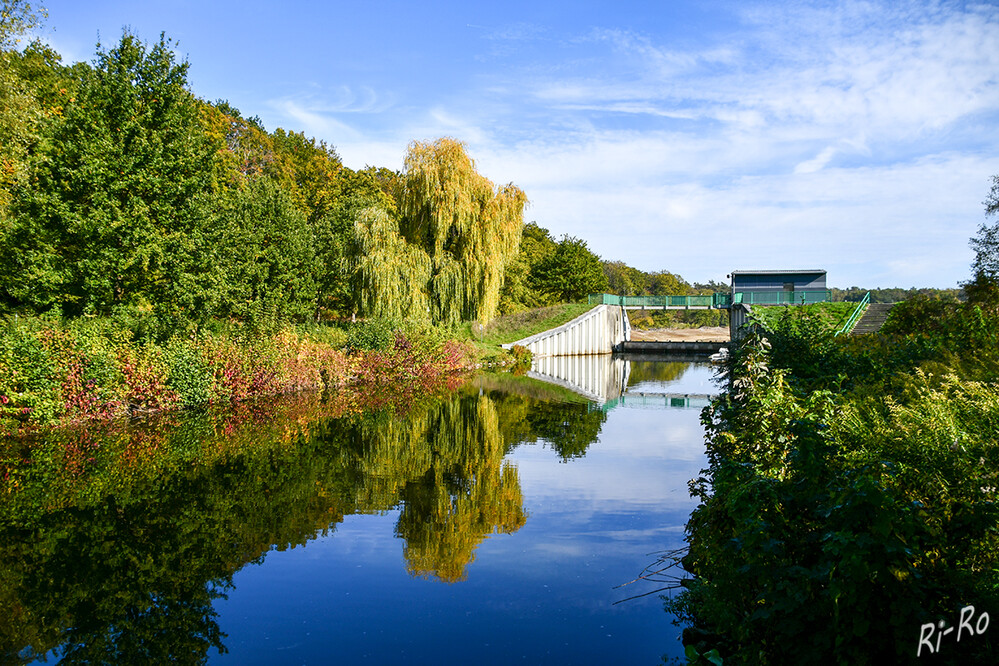 10 - Stauwehr am Hullerner Stausee
der Staudamm besitzt einen Hochwasserüberlauf u. ein Segmentwehr mit aufgesetzter Klappe. Die Wasserfläche wird auf 40,40 m über NN aufgestaut, rund einen Meter höher als im Halterner Stausee. (wikipedia.org)
