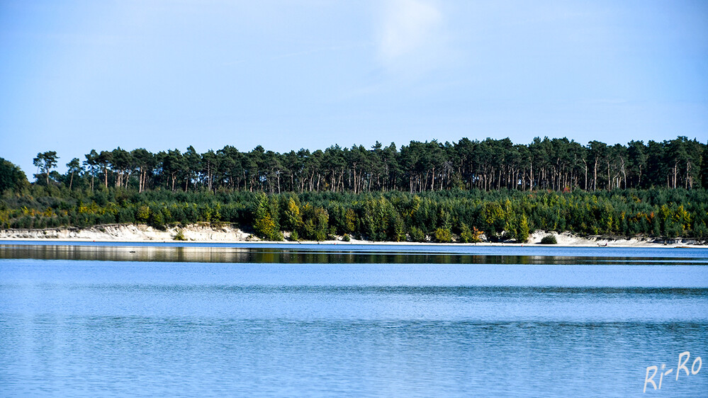 Gegenüberliegendes Ufer
mitten im verträumten u. naturbelassenen Münsterland, dem Erholungsgebiet „Hohe Mark“ liegt der Silbersee. (silbersee-haltern.de)
