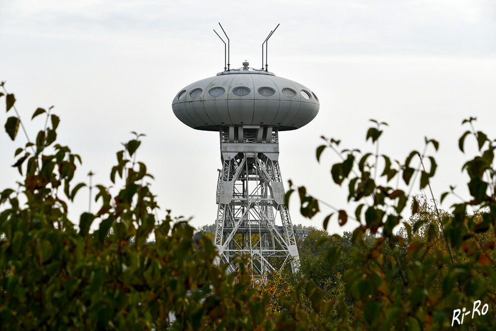 Grauer Herbsttag
Colani-UFO auf dem ehemaligen Fördergerüst des Schachtes 4 der Zeche Minister Achenbach. (wikipedia.org)



