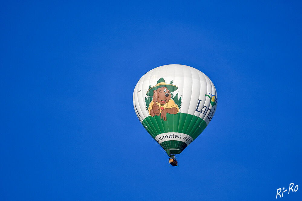 Ballon on tour
der grün-weiße Landal-Ballon stammt aus deutscher Produktion u. ist einer der größten Ballone in der Skytours-Heißluftballonflotte mit einem Volumen von 8.500 m³. (skytours-ballooning.de)
