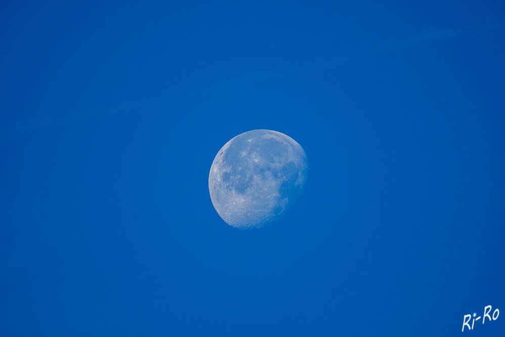 Abnehmender Mond
vormittags im November am wolkenlosen Himmel. Aufgenommen mit 600 mm.
