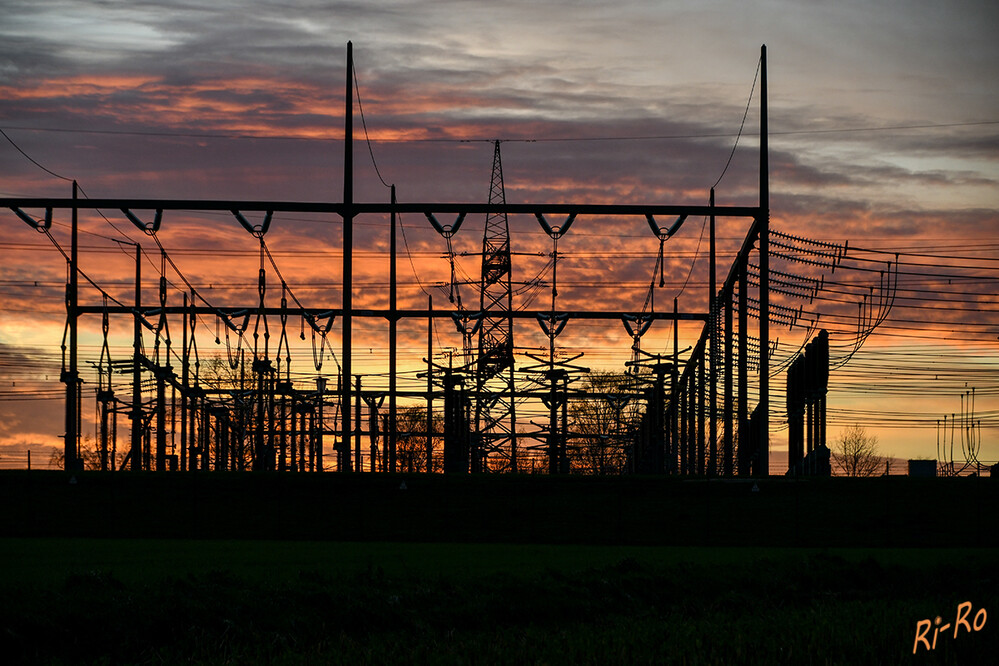 Farbiger Himmel
Das Umspannwerk soll Strom aus erneuerbaren Quellen wie Windparks, der als Gleichstrom ankommt, in Wechselstrom umwandeln u. in das Stromnetz einspeisen. (focus.de)
