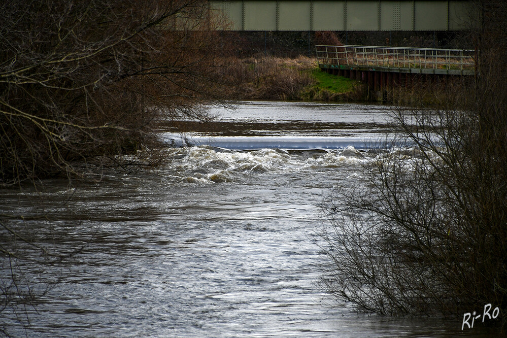 Lippewehr
mit leichtem Hochwasser. Das Wehr Lippholthausen wurde zur Wasserversorgung des ehemaligen STEAG-Kraftwerkes gebaut. (biostationunna.de)
