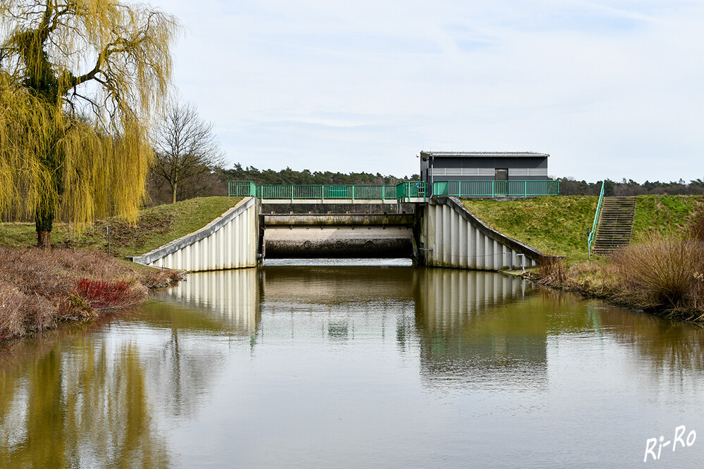 Talsperre geöffnet
der Hullerner See im Kreis Recklinghausen in Nordrhein-Westfalen, Regierungsbezirk Münster, staut die Stever oberhalb der Stevertalsperre Haltern. (seen.de)

 
