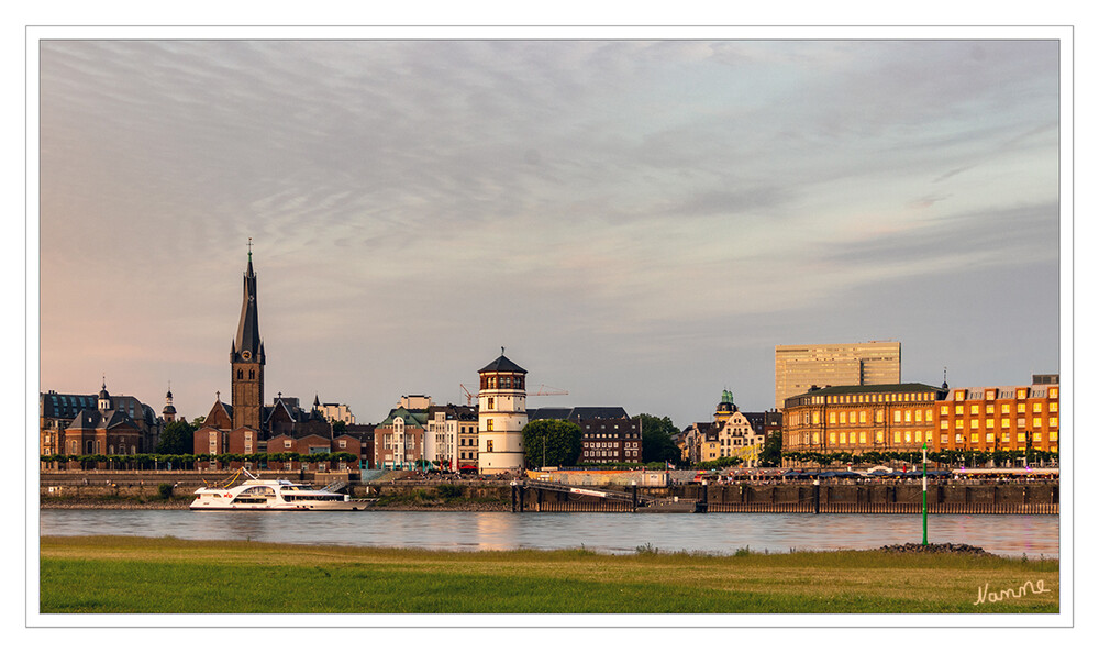 Blick auf die Altstadt
von den Oberkasselner Wiesen
Schlüsselwörter: Düsseldorf; 