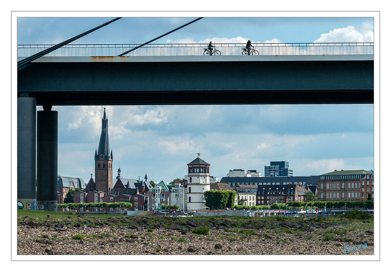 Durchblick
zum St. Lambertus (links) und dem Schloßturm.
Schlüsselwörter: Düsseldorf; Herdt; Oberkassel