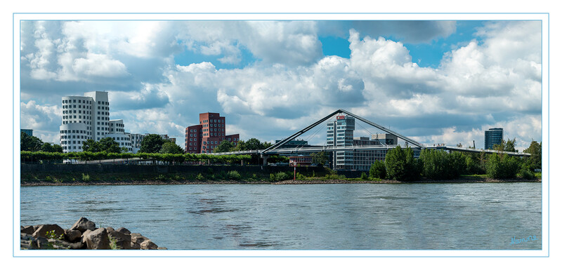 Blick auf die Gehryhäuser
und Fußgängerbrücke von der Oberkasseler Seite aus.
Schlüsselwörter: Düsseldorf; Herdt; Oberkassel