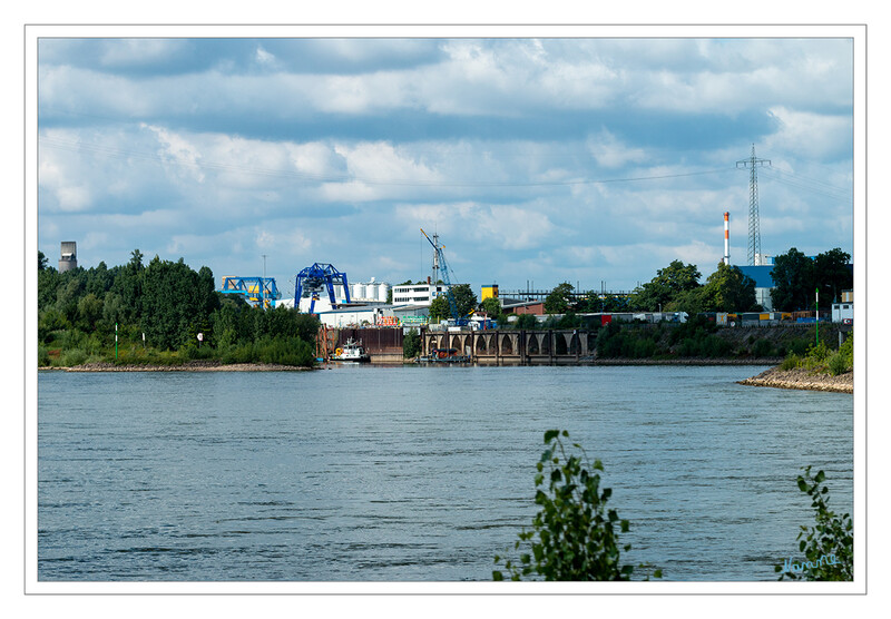 Einfahrt in die Häfen
Die Neuss-Düsseldorfer Häfen GmbH & Co. KG (NDH) entstand 2003 durch die Fusion der Düsseldorfer Hafengesellschaft mit dem Neusser Hafen. So entstand der drittgrößte Binnenhafen Deutschlands der heute eine wichtige Rolle im Güterverkehr der Logistikregion Rheinland einnimmt und vielfältige Möglichkeiten zur Abwicklung des Güterumschlags abdeckt. laut duesseldorf-wirtschaft
Schlüsselwörter: Düsseldorf; Herdt; Oberkassel