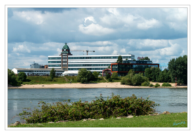 Planger Mühle
von der anderen Rheinseite gesehen.
Die Plange Mühle ist eine zwischen 1906 und 1934 erbaute, unter Denkmalschutz stehende ehemalige Weizenmühle. ingenhoven architects entwickelt das historische Silo-Gebäude zu einem hochwertigen, loftartigen Geschäftshaus weiter. laut schuessler-plan
Schlüsselwörter: Düsseldorf; Herdt; Oberkassel