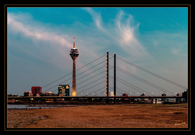 Blick auf die Rheinkniebrücke
sowie dem Rheinturm
Schlüsselwörter: Düsseldorf; Rheinturm;
