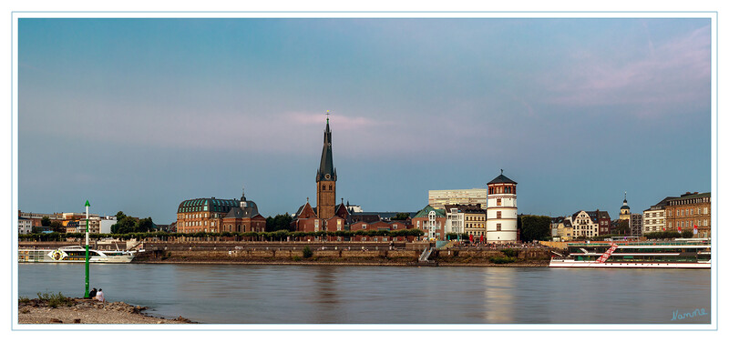 Blick über den Rhein
auf die Lambertunskirche sowie dem Schloßturm
Schlüsselwörter: Düsseldorf; Altstadt