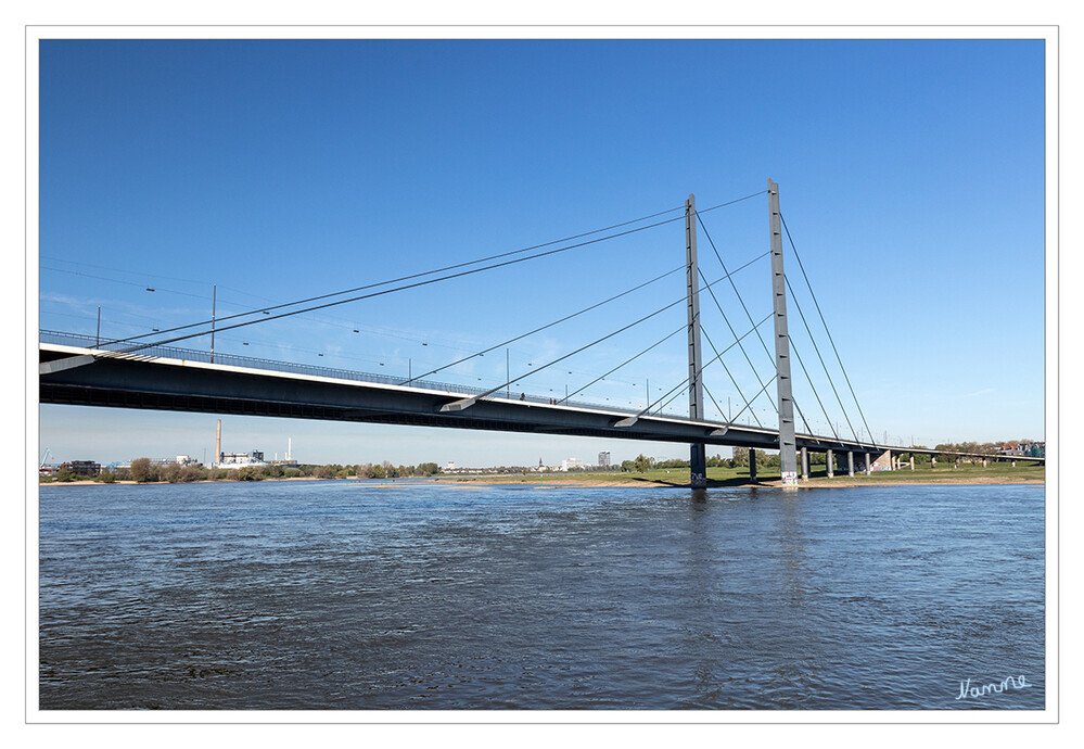 Rheinkniebrücke
ist eine am Rheinknie in Düsseldorf über den Rhein führende Schrägseilbrücke mit einer sechsspurigen Kraftfahrstraße und zwei kombinierten Fuß- und Radwegen, die am 16. Oktober 1969 dem Verkehr übergeben wurde. laut Wikipedia
Schlüsselwörter: Düsseldorf