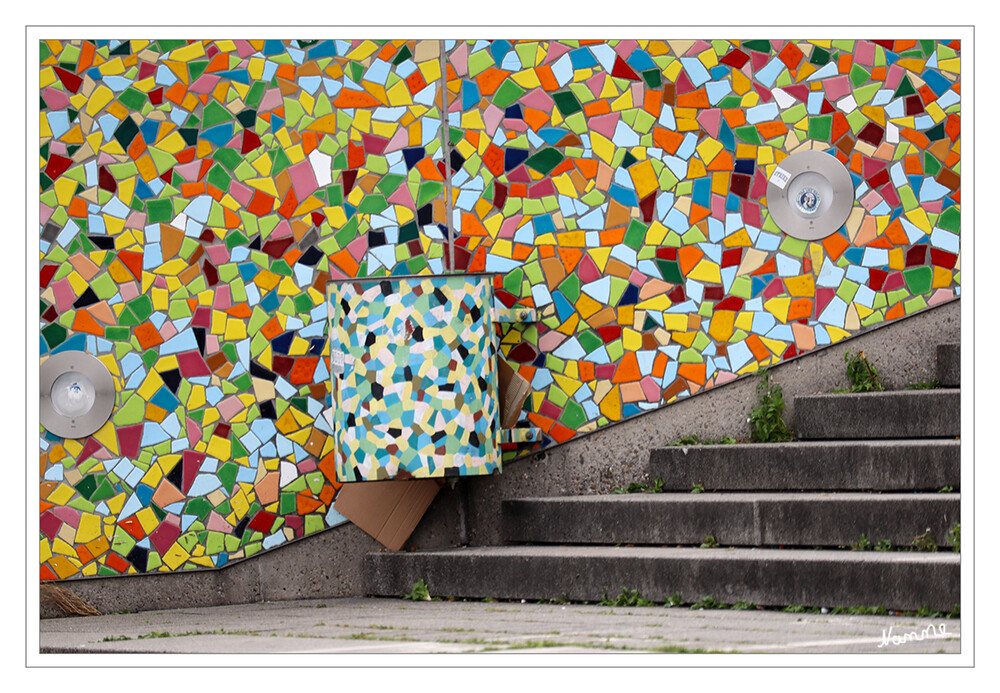 Farbenfroh
Hermann-Josef Kuhna größtes Kunstwerk in Düsseldorf sind die Wände der Treppe und des Abgangs, die den Burgplatz in der Altstadt mit dem Rheinufer verbinden. Ursprünglich war das 320 Quadratmeter große Werk „Rivertime“ ein Wandgemälde, ein „Mural“ im besten Street-Art-Sinne. 2017 wurde es als Fliesen-Mosaik runderneuert. laut duesseldorf-entdecken
Schlüsselwörter: Düsseldorf; 2023
