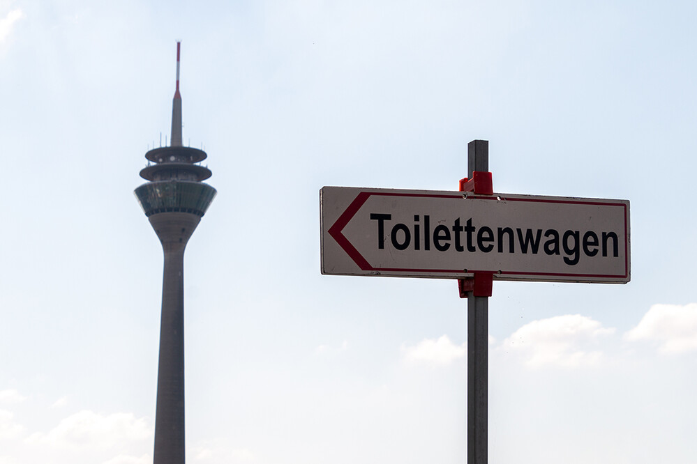 Upps
Mir gefiel der Gegensatz zwischen Schild und Rheinturm
Schlüsselwörter: Düsseldorf
