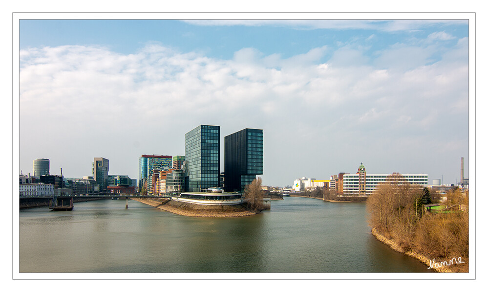 Blick auf den Hafen
mit dem Hyatt Hotel 
Schlüsselwörter: Düsseldorf