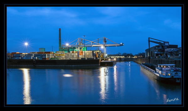 Neuss - Düsseldorfer Häfen
Obwohl viele Wolken am Himmel waren kam die blaue Stunde gut durch.
Schlüsselwörter: Düsseldorf, Neuss, Container, Hafen