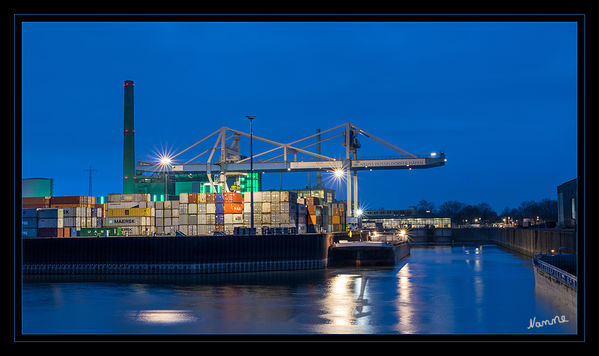 13 - Neuss - Düsseldorfer Häfen
Obwohl viele Wolken am Himmel waren kam die blaue Stunde gut durch. 
Schlüsselwörter: Düsseldorf, Neuss, Container, Hafen