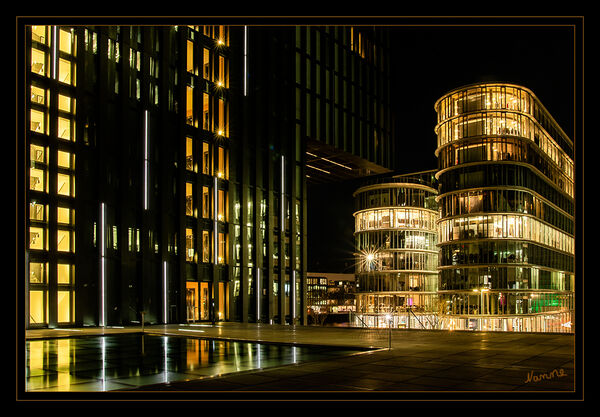 Lichter am Abend
Das Hyatt - Hafenspitze Düsseldorf bezeichnet ein 2010 fertiggestelltes Ensemble aus zwei Türmen auf einem Sockelbauwerk im Medienhafen Düsseldorf

Das Ensemble ist als Kubus gestaltet, aus dessen Mitte ein Drittel des Volumens fehlt. Dort befindet sich eine Treppenanlage und ein Wasserbecken, unter dessen verglastem Boden sich ein Konferenzraum befindet. laut Wikipedia
Schlüsselwörter: Düsseldorf; Medienhafen