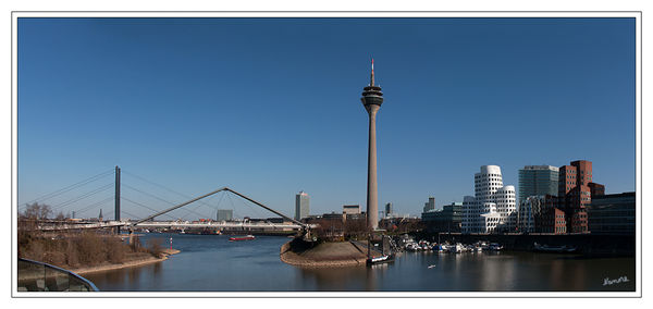 Versuch
Medienhafen Düsseldorf als Panorama
Schlüsselwörter: Medienhafen               Düsseldorf