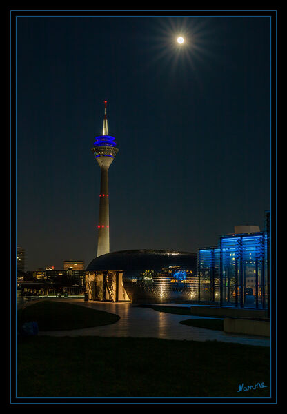 Blick auf den Rheinturm
im Medienhafen mit fast Vollmond
Schlüsselwörter: Düsseldorf; Medienhafen