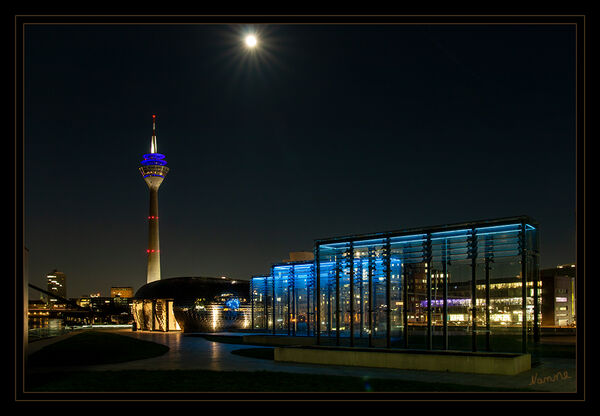 Blick auf den Medienhafen
im Medienhafen mit fast Vollmond
Schlüsselwörter: Düsseldorf; Medienhafen