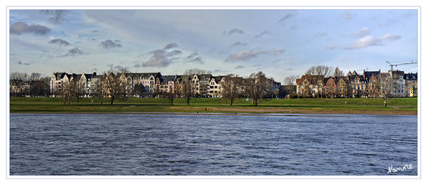 Blick auf Oberkassel
Außen vorgelagert sind die weitläufigen Wiesen der Flusslandschaft. Der Stadtteil liegt innerhalb des Düsseldorfer Innenstadtrings und ist dicht besiedelt. Eine Blockrandbebauung aus der Zeit zwischen 1900 und 1914 ist vorherrschend. 
Schlüsselwörter: Altstadt Düsseldorf Oberkassel